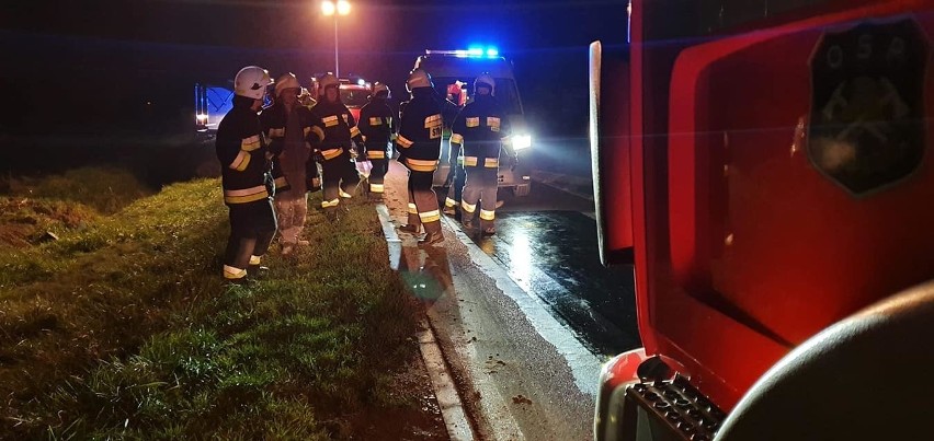 Wypadek w Sulęcinie Szlacheckim, na drodze wojewódzkiej nr 677. 5.12.2020 auto wjechało do rowu i uderzyło w przystanek autobusowy. Zdjęcia