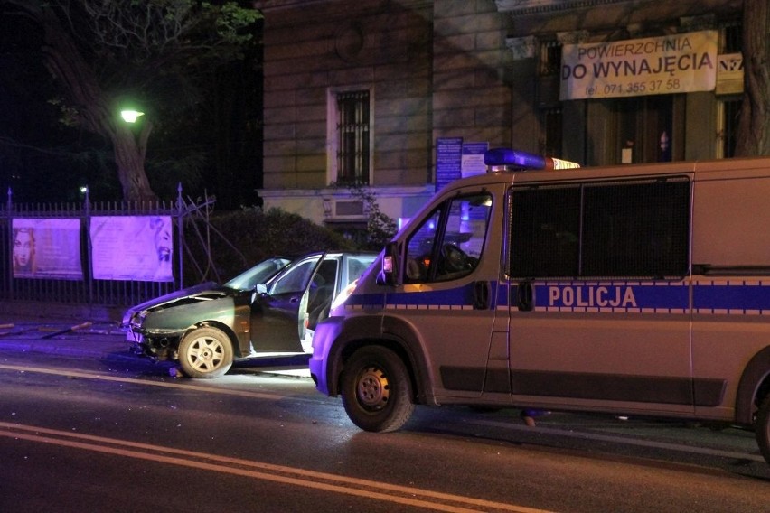 Wrocław: Pościg ulicami miasta, potrącenie policjanta i strzały. Sceny jak z filmu akcji (ZDJĘCIA)