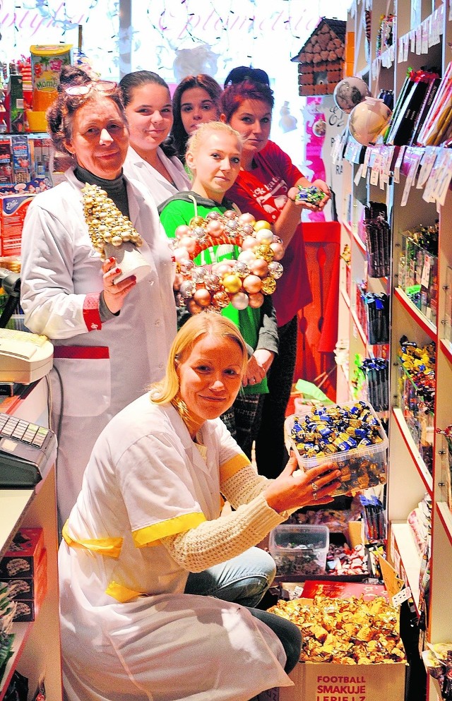 Dziennikarka DZ Basia Kubica (z przodu) jako ekspedientka w sklepie ze słodyczami