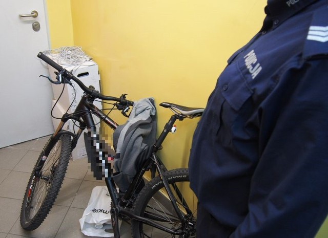 Policjant po służbie zauważył i zatrzymał mężczyznę, który chciał ukraść rower.