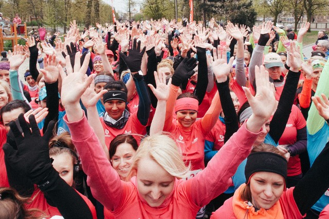 Kilkaset pań wzięło udział w Run Budlex for Women - biegu dla kobiet w Bydgoszczy. Mimo kiepskiej pogody, zabawa była znakomita, a forma i zacięcie zawodniczek - imponujące. Panie miały do pokonania 5-kilometrową trasę wokół Kanału Bydgoskiego, poprzedzoną profesjonalną rozgrzewką. Dla najlepszych organizatorzy przygotowali atrakcyjne nagrody. Zobaczcie jak wyglądał bieg w obiektywie naszego fotoreportera Filipa Kowalkowskiego. 