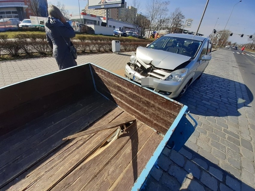 Wrocław: wypadek na Lotniczej. Kobieta wjechała w przyczepę samochodową