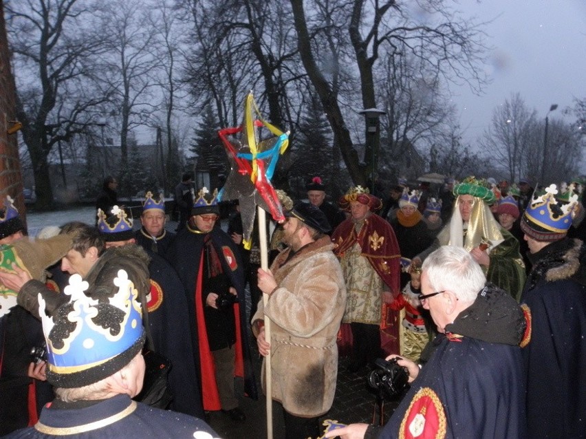 ŻNIN. Święto Trzech Króli - orszak przeszedł ulicami miasta 