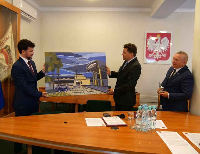 Robert Nowak (z lewej) otrzymuje od prezydenta Lucjusza Nadbereżnego obraz obiektów sportowych