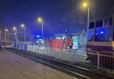 Mężczyzna spłonął na przystanku tramwajowym Pomorska-Konstytucyjna. Śledczy ustalają, jak doszło do tragedii. To zabójstwo?