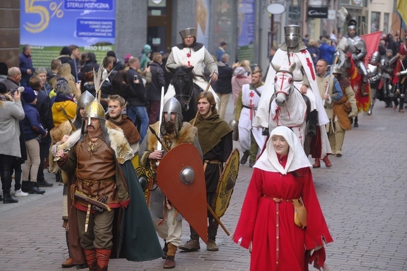 Torunianie tłumnie uczcili 100-lecie odzyskania...