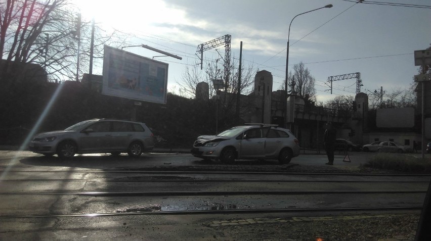 Pułaskiego/Niska: Rozbite auto blokuje jeden pas ruchu