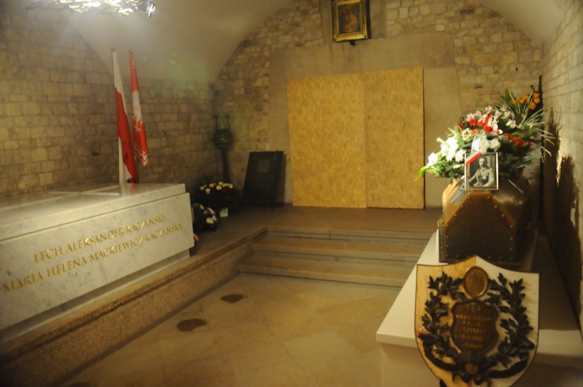 Sarkofag Piłsudskiego przeniesiony do krypty Lecha i Marii Kaczyńskich
