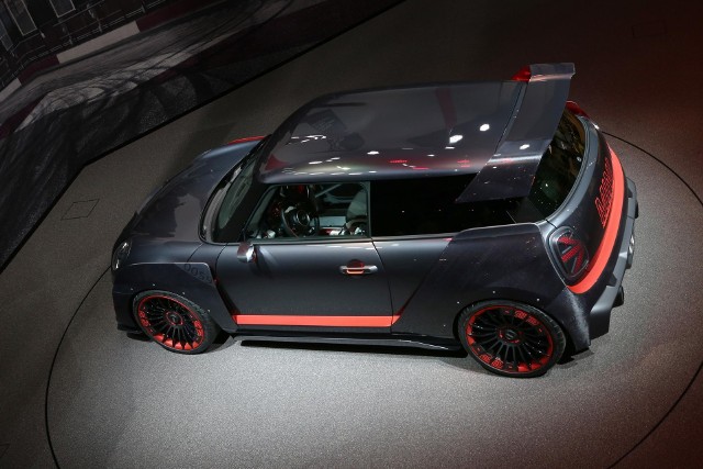 Mini John Cooper Works GPW przyszłym tygodniu na salonie samochodowym we Frankfurcie BMW Group przedstawi m.in. MINI John Cooper Works GP Concept. Samochód koncepcyjny nawiązuje do limitowanej serii modeli MINI John Cooper Works GP z roku 2012 oraz MINI Cooper S z zestawem John Cooper Works GP z roku 2006. Fot. Newspress