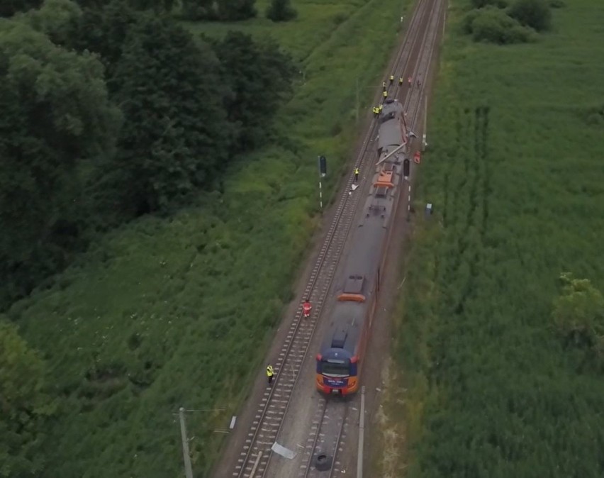 Daleszewo: Ciężarówka wjechała pod pociąg. Nie żyje jedna osoba, 27 rannych [WIDEO Z DRONA]