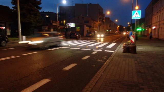 Na ulicy Głównej uruchomiono przejście dla pieszych wyposażone w system wykrywania pieszych oraz światła ostrzegawcze dla kierowców i osób przechodzących przez jezdnię. To pierwsze takie przejście w Poznaniu. Zobacz kolejne zdjęcie ---->