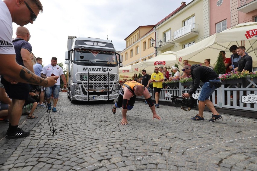 Marek Czajkowski powiększył swoją gablotę o trofeum...