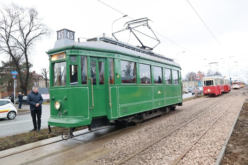 Parada starych, zabytkowych tramwajów z przedwojennym...