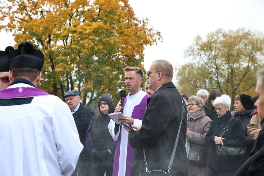 Wszystkich Świętych 2023. Setki osób na Cmentarzu Nowym w Kielcach. Biskup Andrzej Kaleta poświęcił nowy ołtarz i odprawił mszę świętą