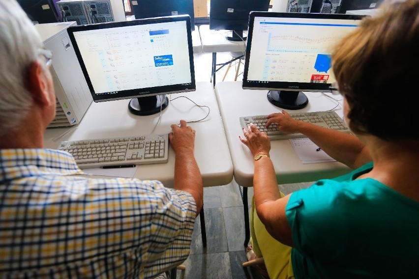 Seniorzy uczyli się obsługi komputera i korzystania z internetu