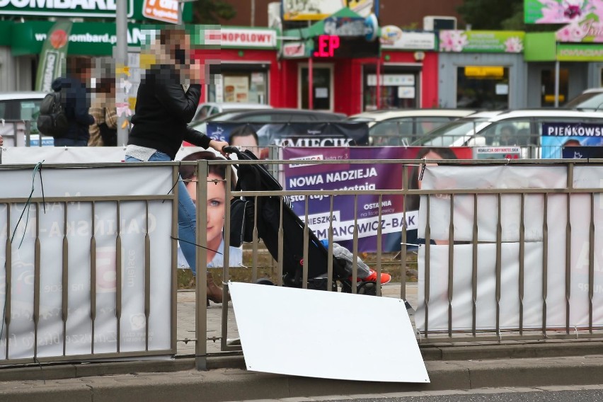 Zniszczone plakaty wyborcze szpecą miasto legalnie