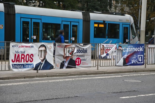 Zniszczone plakaty wyborcze szpecą miasto legalnie