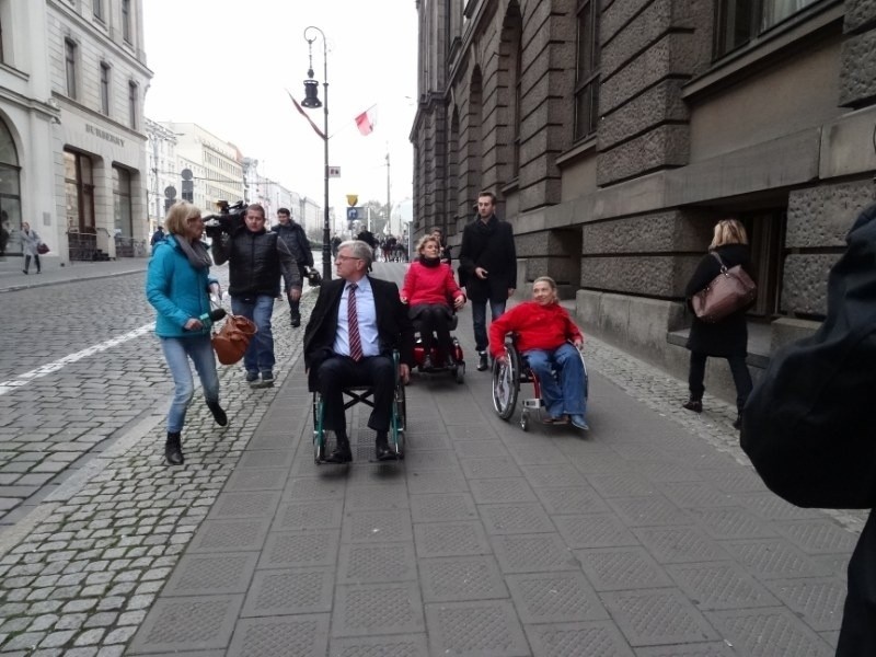 Kandydaci na prezydenta ... na wózkach inwalidzkich