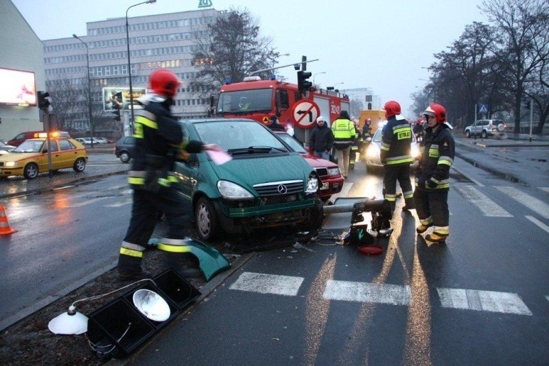 Mercedes ściął sygnalizator