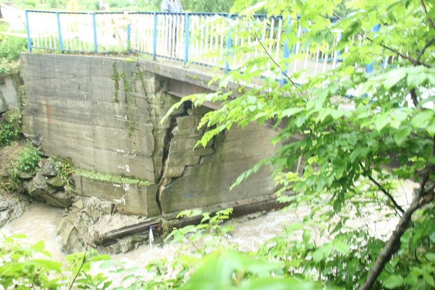 Podmyty most w Piątkowej-Łęgu, wypłukany asfalt w Niskowej [ZDJĘCIA]