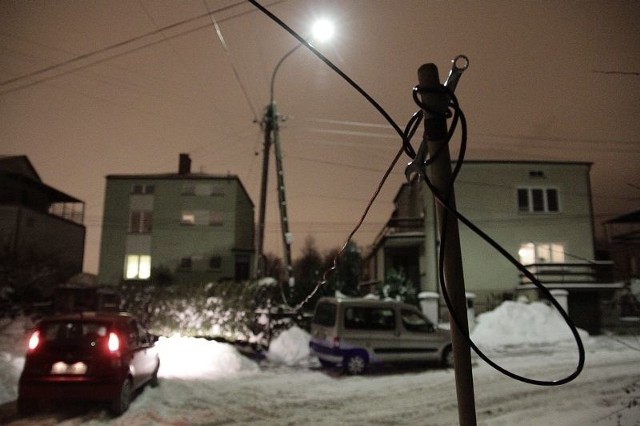 W poniedziałek po godzinie 17 kabel ciągle wisiał nad ulicą. Ktoś na własną rękę próbował go naciągnąć. Owinął przewód wokół kija i &#8220;zabezpieczył&#8221; kluczem &#8211; tylko tak potrafił zabezpieczyć go przed przerwaniem.