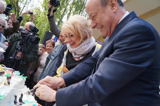 Jacek Rostowski i Elżbieta Piniewska, kandydaci PO na europosłów, dzielili na festynie unijnym w Inowrocławiu wielki tort. Był on jedną z atrakcji zapowiadanych przez miasto.