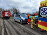 Koneccy policjanci i strażacy pomogli wychłodzonemu mężczyźnie