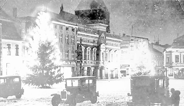 Rok 1938. Świąteczna iluminacja na dwóch choinkach stojących przed urzędem miejskim. 