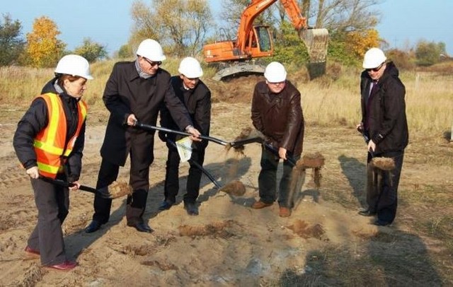 PBD buduje w Grudziądzu III etap Trasy Średnicowej. Jesień 2011- prezes Rozmus (drugi z prawej) wbija pierwszą łopatę
