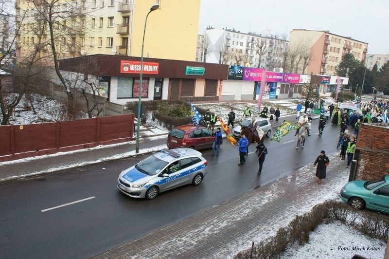 Orszak Trzech Króli w Lublińcu przemaszerował głównymi ulicami [ZDJĘCIA]