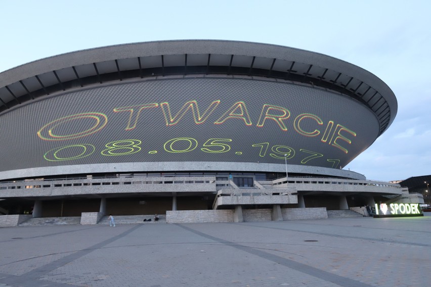 Katowice. 50 dat na 50 lat Spodka. Zobaczcie niezwykłą świetlną projekcję na fasadzie katowickiej hali