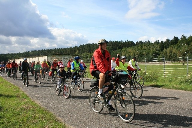Rowerzyści, podzieleni na grupy, zwiedzili okolice Sulęcina podróżując ścieżkami. Później spotkali się na Uroczysku Lubniewsko