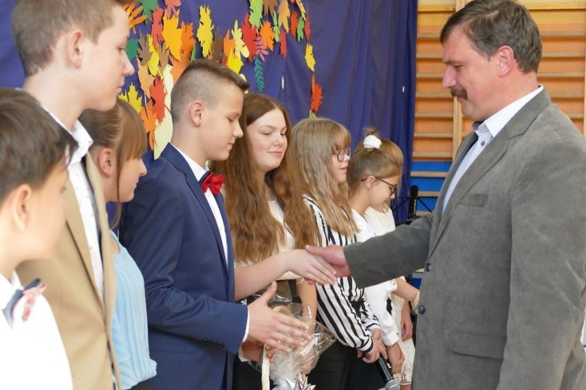 Burmistrz Końskich wręczył stypendia dla najzdolniejszych i ambitnych uczniów (DUŻO ZDJĘĆ)