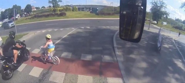 W mediach społecznościowych pojawił się filmik, na którym widać jak motocyklista na pasach potrącił kilkuletnią dziewczynkę. Całe zajście nagrała kamera zamontowana w autobusie, który jechał obok.WIDEO I WIĘCEJ INFORMACJI - KLIKNIJ DALEJ