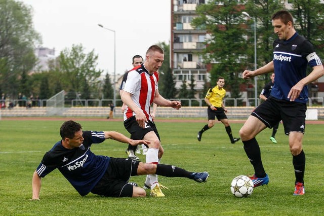 JKS (w granatowym stroju z piłką Maciej Saramak) i Resovia toczą korespondencyjny bój o 1. miejsce premiowane barażami o II ligę.