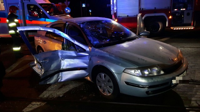 Do zdarzenia doszło dziś (wtorek) wczesnym rankiem. Ze wstępnych ustaleń policji wynika, że kierowca renaulta laguny nie ustąpił pierwszeństwa przejazdu tramwajowi na ulicy Konstytucji 3-go Maja w Grudziądzu. W wyniku kolizji pasażerka i kierowca samochodu osobowego trafili do szpitala.  