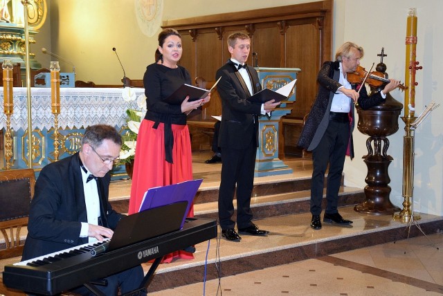 Od lewej: Robert Grudzień- organy, Alicja Węgorzewska - mezzosopran,  Karol Lizak- tenor i  Bogdan Kierejsza - skrzypce.