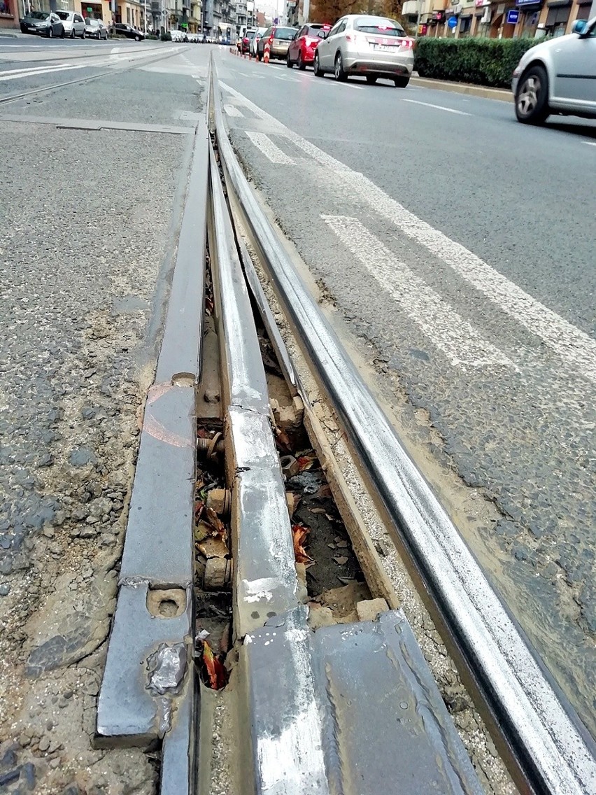 Popękane szyny tramwajowe nie są rzadkością. Wykolejenia...