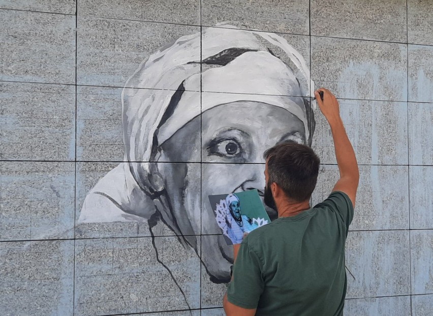 Maria Kozłowa jak żywa! Mural w Tarnobrzegu w ramach II Festiwalu Kultury Lasowiackiej. Zobaczcie dzieło Arkadiusza Andrejkowa