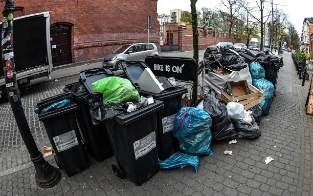 Bydgoszcz zerwała umowę z Komunalnikiem w lutym, bo firma nie wywoziła odpadów. Teraz miasto liczy na odzyskanie nawet 6 mln zł od wykonawcy.