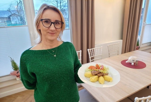Do nowo otwartego lokalu Bistro Kameralna zaprasza właścicielka Ula Żak. W poniedziałek królowały polędwiczki w sosie świetanowo-serowym z ziemniakami i surówką.