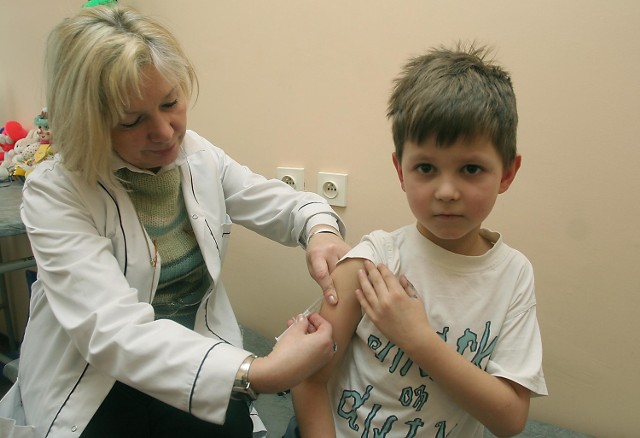W ciągu pierwszego tygodnia lutego w Polsce zachorowało 21438 osób - prawie trzy razy więcej niż w tygodniu poprzednim. - Najgorsze może być dopiero przed nami - mówią lekarze i zalecają szczepienia.