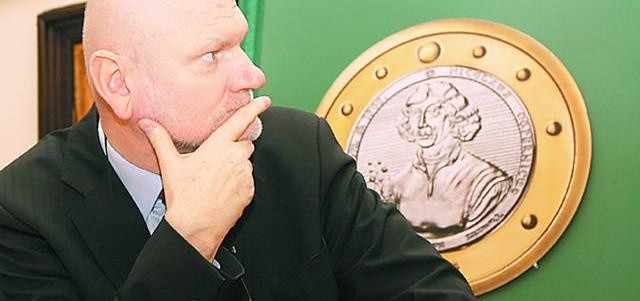 We wtorek Toruniu zaprezentowano okolicznościowe monety: 7 Denarów Toruńskich (na zdjęciu zapatrzony w monetę prezydent Michał Zaleski) oraz srebrne 777 Denarów Toruńskich. Wydano je z okazji rocznicy urodzin wielkiego astronoma, a wybite są niestosowaną do tej pory w Polsce techniką amerykańską.