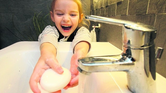 Pięcioletnia Ida wie, jak ważne jest mycie rąk. Robi to chętnie, zwłaszcza, że mydło świetnie się pieni.