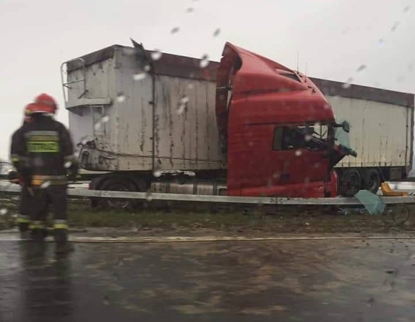 Wypadek na drodze Wrocław – Poznań. Tir uderzył w piaskarkę