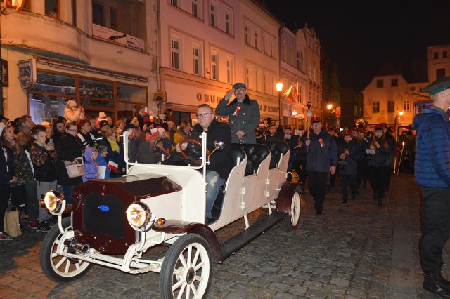 Wjazd marszałka Piłsudskiego rozpoczął uroczysty apel przed Ratuszem.