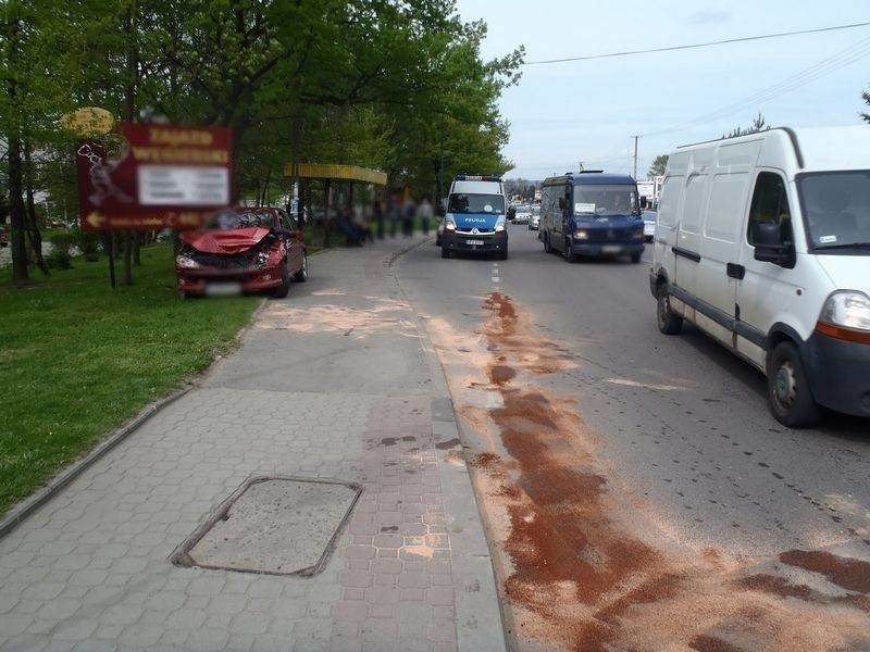 Zderzenie na Węgierskiej. Kobieta w szpitalu [ZDJĘCIA]