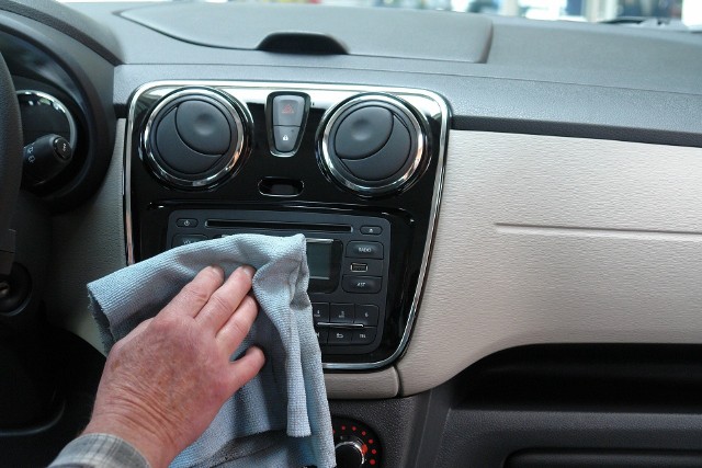 Wirusy i bakterie mogą czaić się na najczęściej dotykanych elementach samochodu. Tak jest np. z klamkami. Dlatego należy pomyśleć o płynie do odkażania dłoni, który powinien stać się stałym elementem wyposażenia pojazdu, nie tylko w czasie zagrożenia koronawirusem.