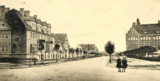 Widok dzisiejszej al. Henryka Sienkiewicza w Inowrocławiu na fotografii sprzed 1911 r. (wykonanej na wysokości ul. Grodzkiej). Po prawej stronie widać fragment gmachu Szkoły Wydziałowej.