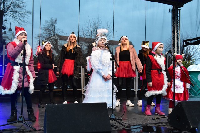 Na Rynku Miejskim w Janowcu Wielkopolskim panowała dziś (sobota, 21.12.2019) prawdziwie świąteczna atmosfera. Wszystko za sprawą kiermaszu bożonarodzeniowego, podczas którego wiele osób kupiło oryginalne ozdoby świąteczne i upominki, a także wigilii - mieszkańcy mogli skosztować przepysznych dań wigilijnych oraz słodkości. Kilka fragmentów scenicznych występów: